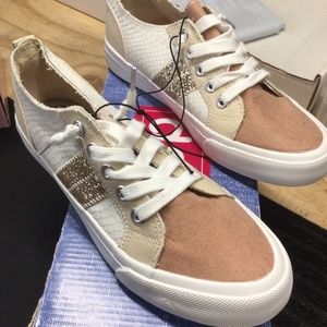 New Women’s size 8 m canvas shoe by Pop Anderson, rose Suedelike, comfort fit.